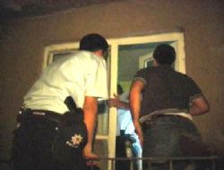 Polis el feneriyle hırsız aradı